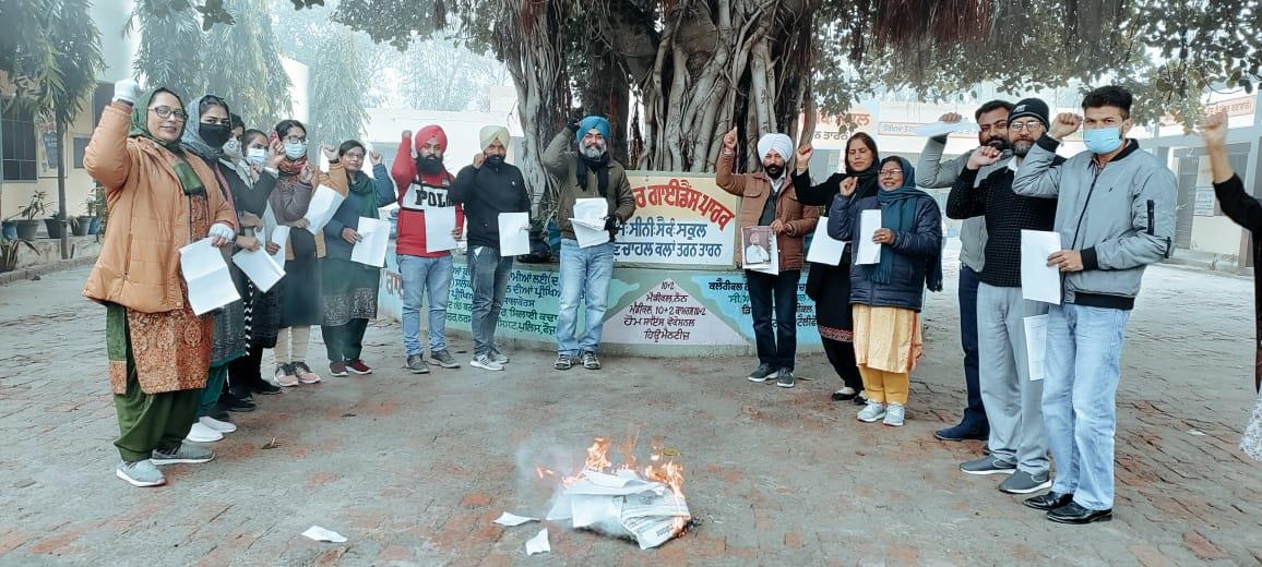 Teachers burn photos of Punjab CM, Congress poll manifesto on Lohri