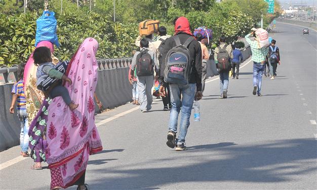 Fearing lockdown, Gurugram migrants head for villages