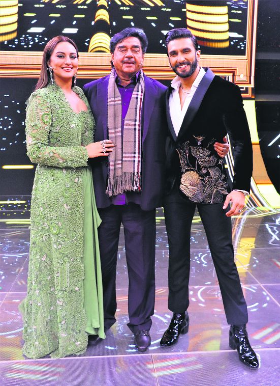 Sonakshi, Shatrughan Sinha and Ranveer Singh rock on the stage of Colors' 'The Big Picture'