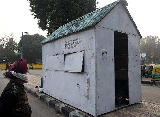 Prepaid auto-rickshaw booth at Chandigarh railway station lying defunct
