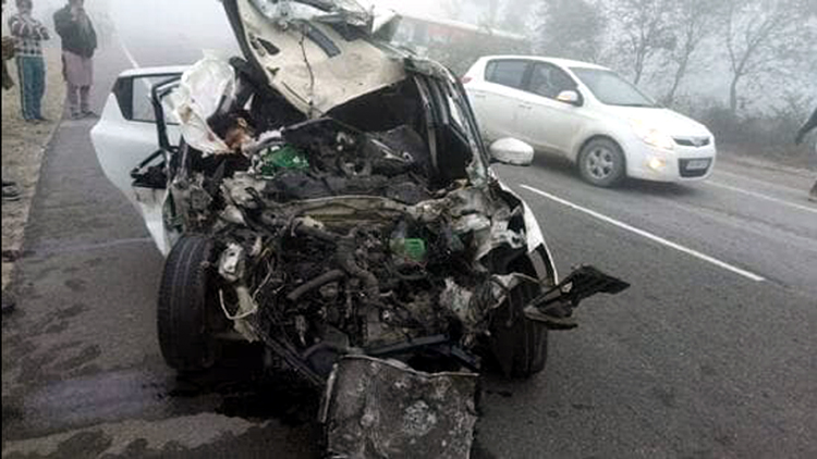 Five killed in  car-bus crash on Moga-Kot Ise Khan road