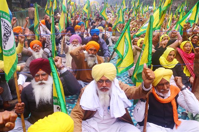 Farmers continue protest in front of Patiala district administrative complex