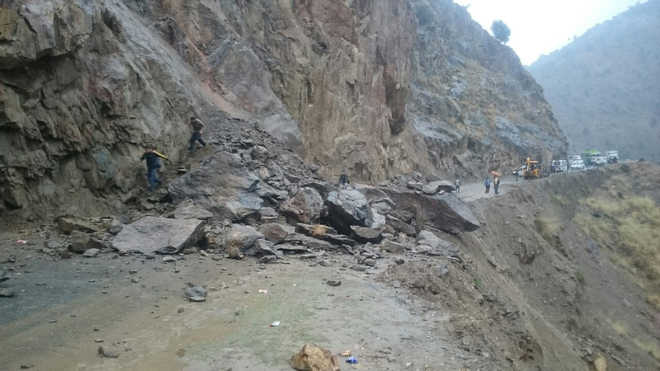 Landslide in Mandi blocks Chandigarh-Manali highway