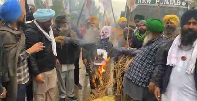 Farmers burn PM Modi's effigy in Jalandhar, block roads to site of rally