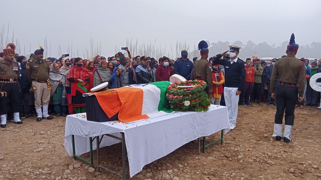 Hamirpur: INS Ranvir blast victim Naval officer cremated with state honours