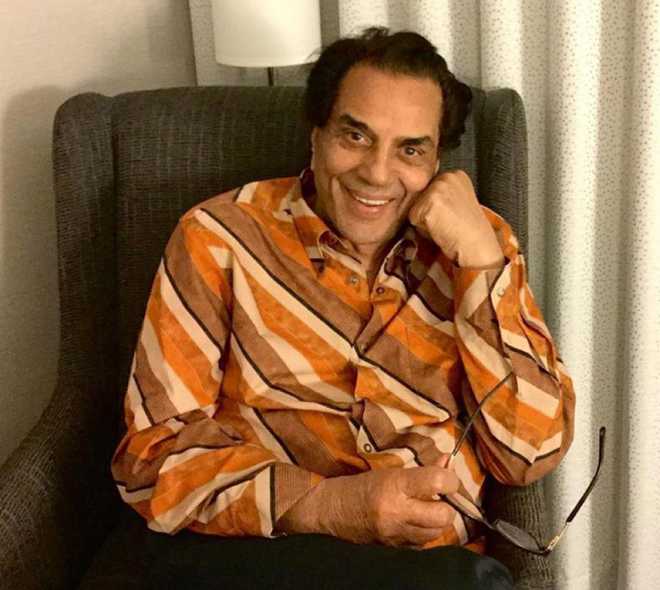 During late night Tweeting, when a fan advised Dharmendra to sleep, this is what the veteran actor said