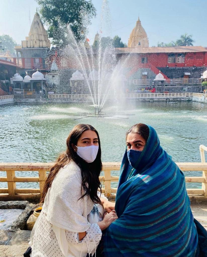 Sara Ali Khan and Amrita Singh visit Mahakaleshwar temple, fans hail mother daughter duo