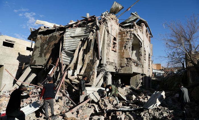 Saudi Arabia-led coalition strikes Sanaa, 20 dead