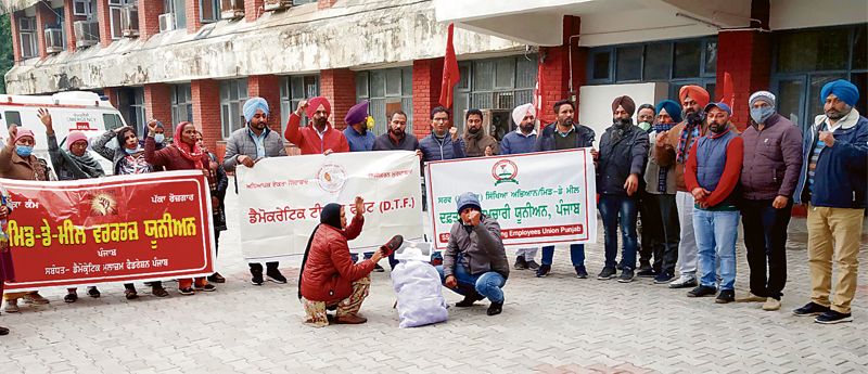 Despite ban, employee unions continue protest over demands in Patiala