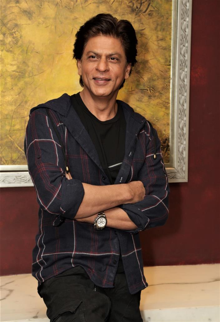 A loving gesture by Shah Rukh Khan…
