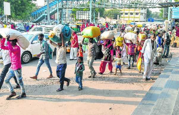 Migrants UP-bound for polls, Haryana's textile units jittery