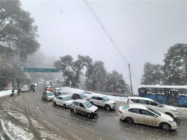 Tourists rush to Shimla to enjoy snow; 700 roads are blocked in Himachal