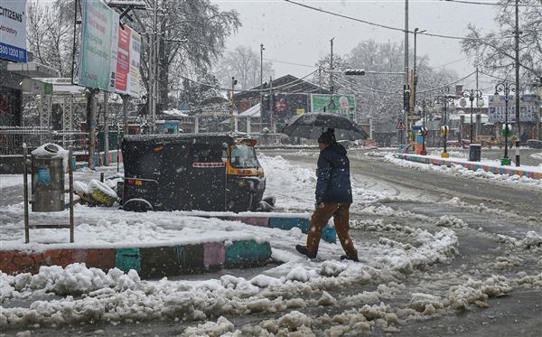 Snowfall hits traffic at Srinagar airport, 40 flights cancelled