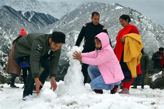 Upper Dharamsala areas receive heavy snowfall, lower region gets rain