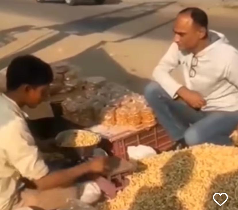 'Chor ser to dukandar sawa ser': Watch how a thief trying to fool peanut seller ends up being cheated miserably