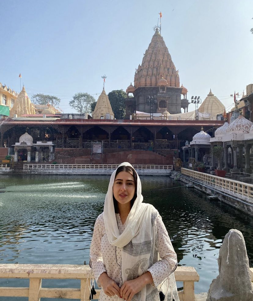 Sara Ali Khan visits Mahakaleshwar Jyotirlinga temple with her mom Amrita Singh