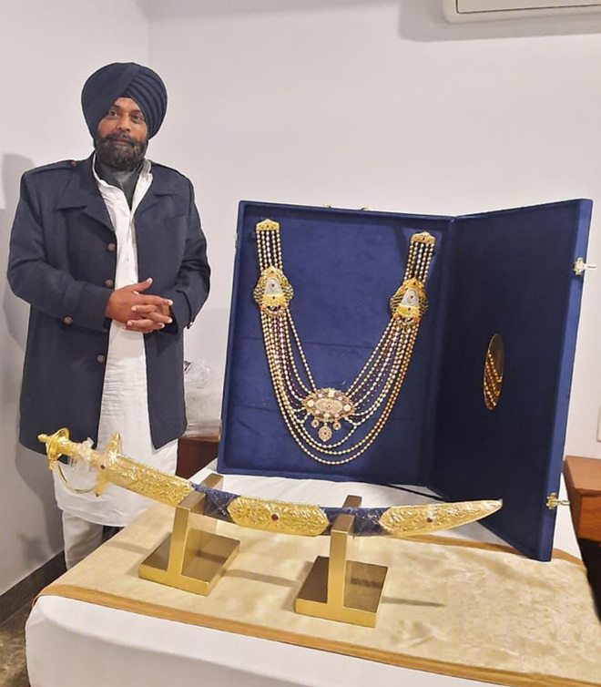 Sikh doctor donates diamond necklace, gold sword at Takht Sri Harmandir Ji, Patna Sahib