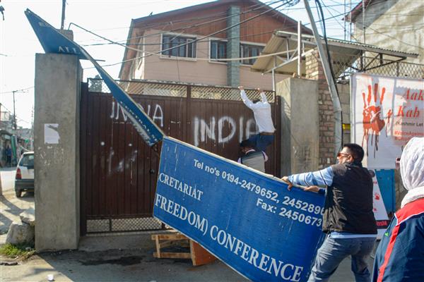 Kashmiri Pandit's killing triggers protest outside Hurriyat office