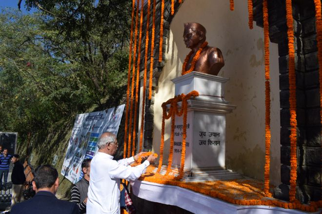 Himachal Governor pays tribute to Mahatma Gandhi, Lal Bahadur Shastri