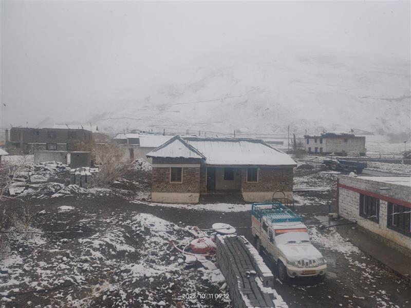 Lahaul-Spiti receives fresh snow; traffic halted on Manali-Leh highway