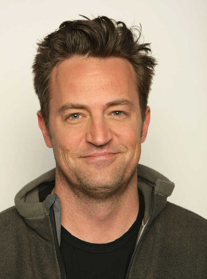 'Friends' fame Matthew Perry aka Chandler Bing found it difficult to work on sitcom; it has something to do with his female co-stars