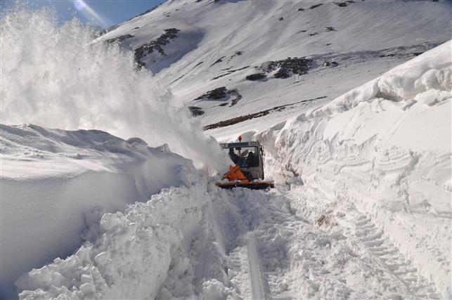 Rohtang snow, Kullu Dasehra fail to attract tourists : The Tribune India