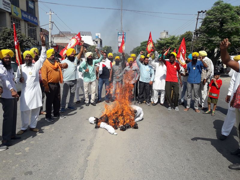PWD workers burn govt’s effigy