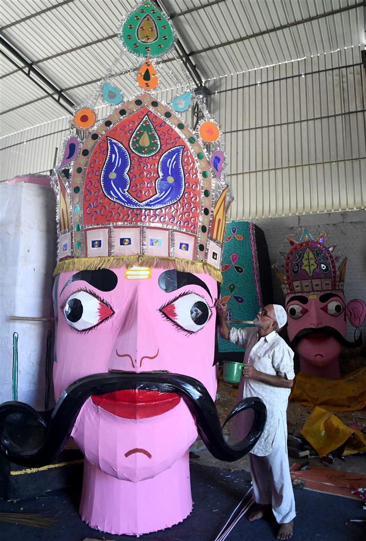 Dusshera: Meerut family making effigies of Ravan, Kumbhkaran, Meghnath in Mohali for past 3 decades