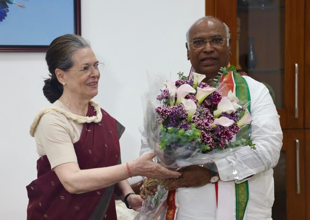 Sonia Gandhi visits Mallikarjun Kharge after his victory in party president poll