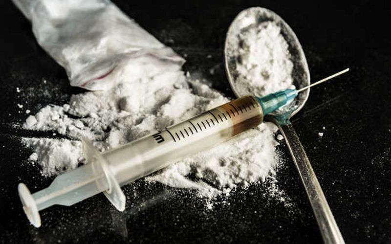 11 arrested with 1.6-kg heroin
