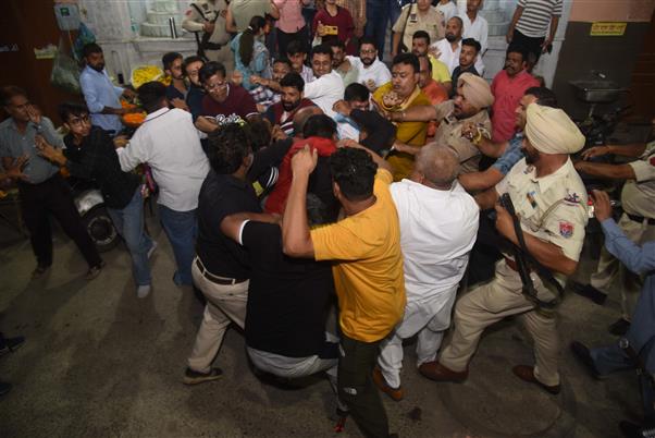Groups indulge in clash over apology to Punjabi singer G Khan at temple