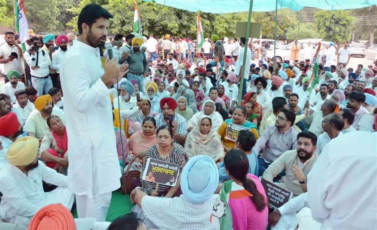 Punjab Congress split wide open, factions hold separate dharnas
