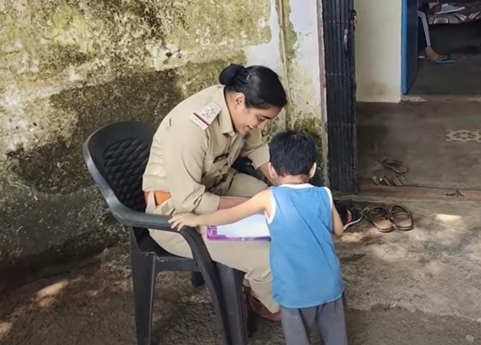 'Ammi stole my candies, put her in jail': Watch 3-year-old report mother to cops over candies