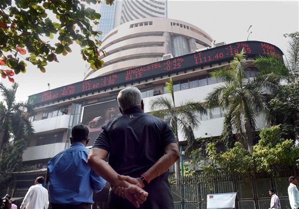 Heavy selling in banking, auto stocks drags Sensex