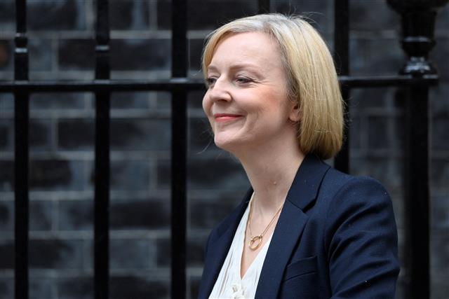 UK PM Liz Truss faces clamor to quit amid UK government chaos