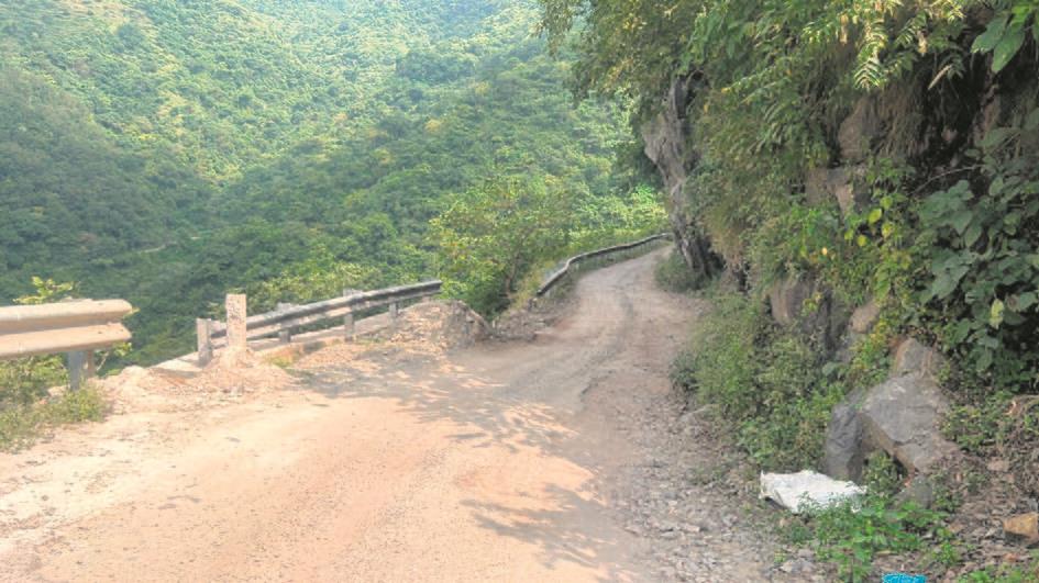 Damaged crash barrier at black spot in Kasauli poses risk to motorists