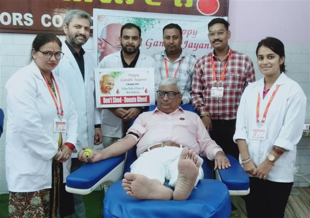 Hoshiarpur: Former civil surgeon donates blood for 101st time on Gandhi Jayanti