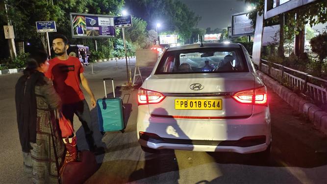 Fearing penalty, cabbies avoid long halts at Chandigarh Railway Station