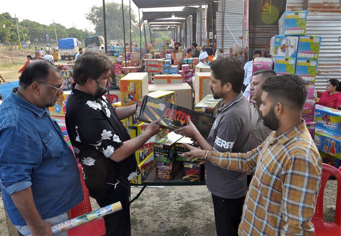 10 cracker vends start functioning in Amritsar city