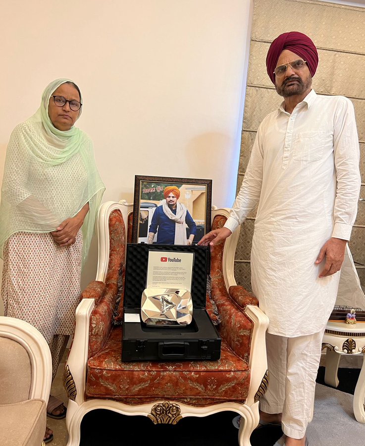Sidhu Moosewala's YouTube account awarded diamond play button after crossing 1 crore subscribers, becomes 1st Punjabi singer to achieve milestone