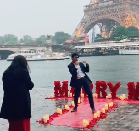 Koi mil gaya: Man goes Shah Rukh Khan way to propose girlfriend for marriage; Eiffel Tower makes it picture perfect