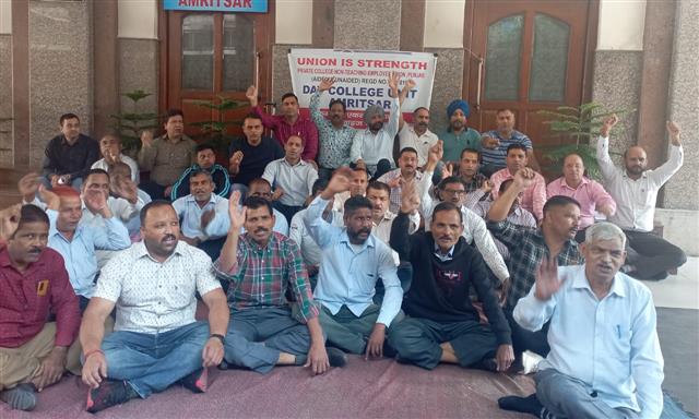 Amritsar: Non-teaching employees seek revised pay scales