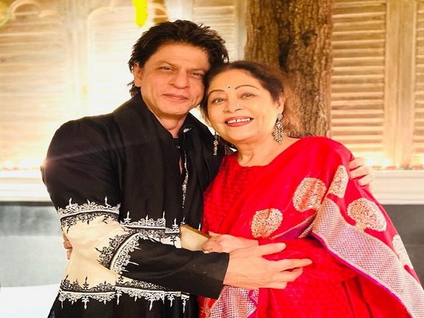 Kirron Kher celebrated ‘Diwali with the Bachchans’, shares picture with ‘dear friend’ Shah Rukh Khan