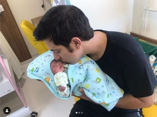 IIT graduate quits lucrative job to spend time with newborn daughter, netizens divided