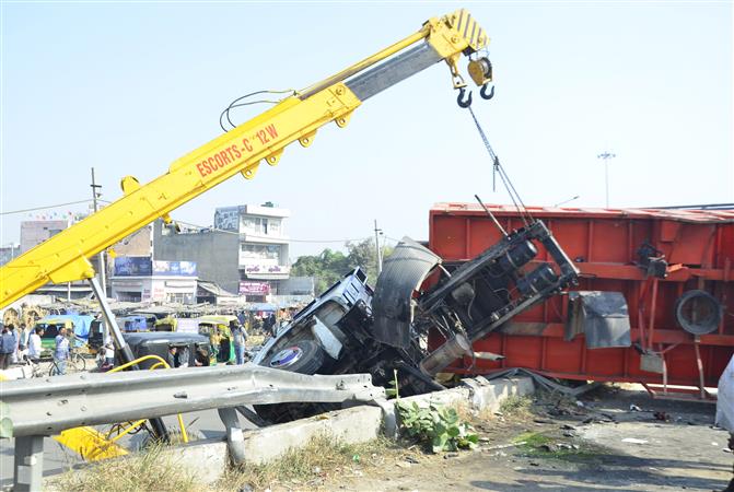 Speeding truck tries to overtake, rams into SUV on flyover at Ludhiana's Sherpur Chowk