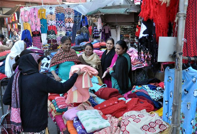 Amritsar markets warm up to chill, wedding season