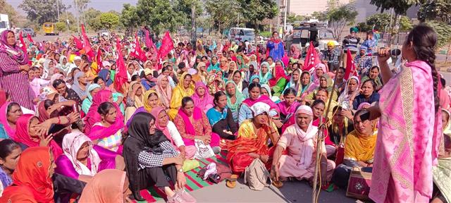 Amritsar: Seeking wage hike, mid-day meal workers stage protests, take out march