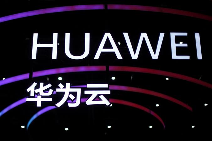 US bans sales, import of Chinese tech from Huawei, ZTE; cites 'unacceptable risk'