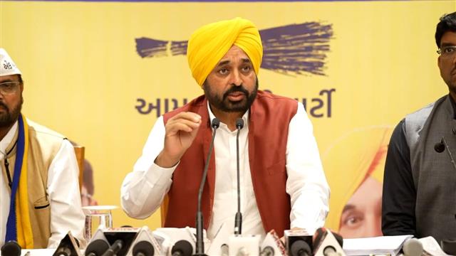 In Gujarat, Bhagwant Mann steps up AAP's free power pitch, produces bunch of 25,000 'zero' electricity bills