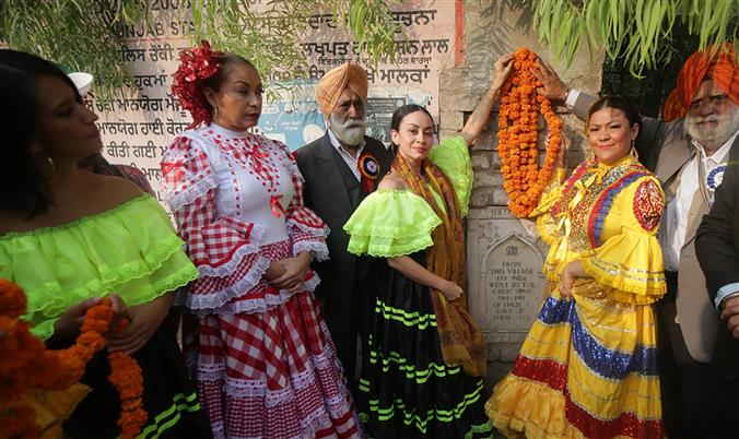 Colombian folk dancers pay tribute to WWI martyrs in Sultanwind village